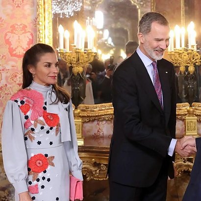 Królowa Letizia zachwyca w białym długim płaszczu. To idealna propozycja na zimę 2023!