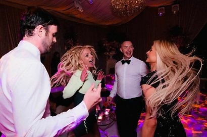 Uroczystość odbiła się głośnym echem w mediach, szczególnie ze względu na dobór gości – na ślubie nie pojawiła się bowiem rodzina Britney i jej dzieci. Zaproszono za to Paris Hilton, Madonnę i Donatellę Versace.