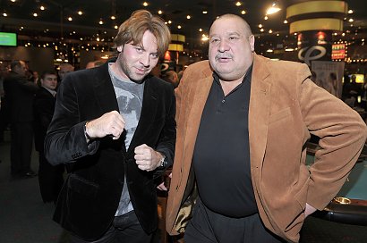 Jednak nie tylko interesował go sport, ale kinomaniacy mogą go kojarzyć z epizodycznych ról w filmach i serialach.