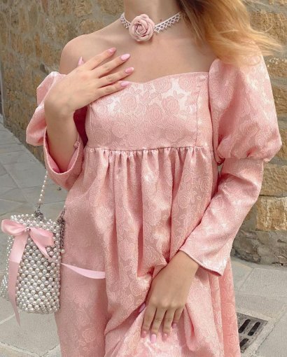 Różowa sukienka odcinana pod biustem z ciekawymi, bufiastymi rękawami.