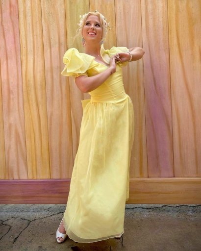 Żółta, długa sukienka, która przypomina nieco charakterem te na księżniczkach z bajek.