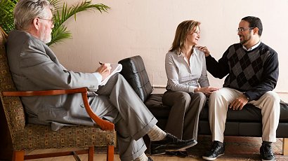 5. Terapia - nie bój się szukać pomocy u  specjalisty. Jeśli czujesz, że twój związek jest już na krawędzi, to najwyższy czas wybrać się do psychoterapeuty lub psychologa