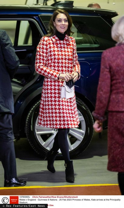 Księżna lubi podkreślać kolorem stroju wydarzenie, w którym uczestniczy. Kiedy kibicowała angielskiej drużynie rugby, wybrała biało-czerwoną pepitkę.