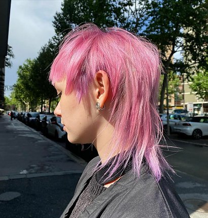 Mullet hair na prostych włosach w koloryzacji pastelowy róż.