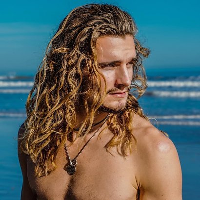 Jeżeli masz tendencję do falowania się włosów, to koniecznie wgnieć w nie spray teksturyzujący z solą morską. Dzięki temu uzyskasz tak zwane beach waves i będziesz wyglądał niczym surfer.