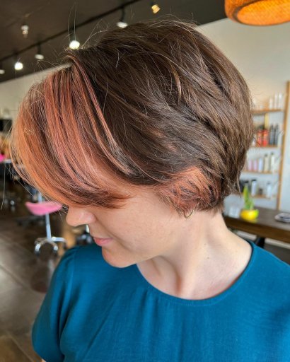 Nowoczesna wersja pixie bob w koloryzacji block color.