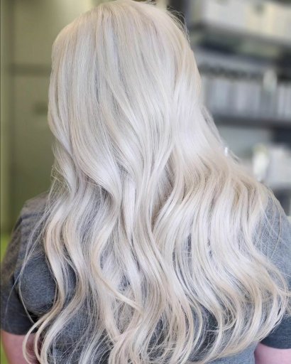 Długie, falowane włosy w jednolitym odcieniu platynowego blondu.