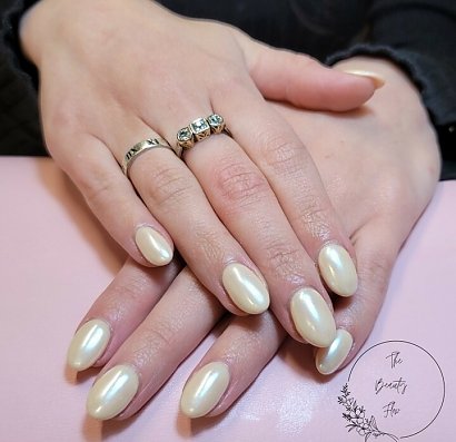 vanilla chrome manicure