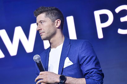 Z oficjalnych informacji wynika, że piłkarz za samą grę w piłkę zarabia 20 mln 830 tys. euro brutto.