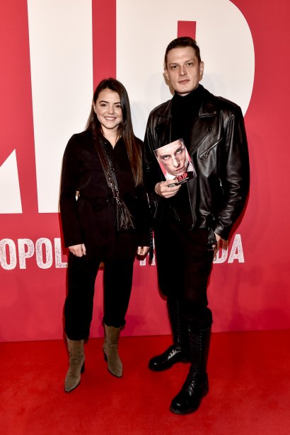 Jeszcze w lutym tego roku aktor pojawia się na ściance z inną kobietą — Katarzyną Ucherską.