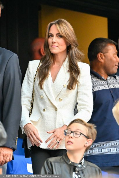 Księżna Walii miała na sobie białą taliowaną tweedową marynarkę od Zary ze złotymi guzikami i ...