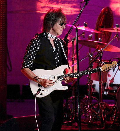 Jeff Beck ✟ 10.01.2023

Brytyjski wirtuoz gitary został okrzyknięty jednym ze stu najlepszych gitarzystów wszech czasów przez magazyn Rolling Stones. Odszedł po ciężkiej walce z zapaleniem opon mózgowych.