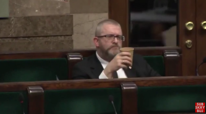 Grzegorz Braun 20 marca 2024 roku na salę plenarną w Sejmie wniósł jedzenie i picie!