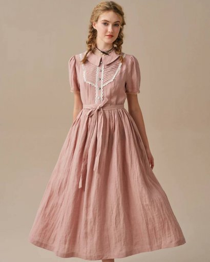 Stonowana sukienka w pudrowym różu w stylu vintage.