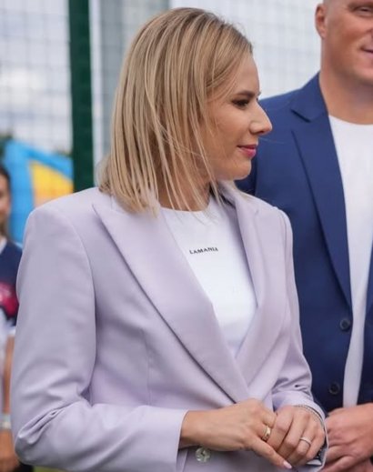 Marta Nawrocka pojawiła się na służbowym spotkaniu w T-shircie z logo.
