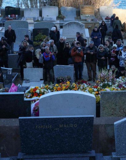 Ceremonia na Cmentarzu Morskim była pełna symboli. Choć w tłumie dostrzeżono znane twarze, w tym Marine Le Pen, którą aktorka wspierała, to nie politycy skradli ten moment.