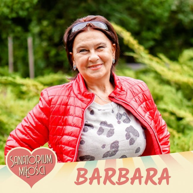 BARBARA. Mieszka w Sosnowcu. Dwa lata temu przeszła na emeryturę. Bardzo marzyła o tej chwili, lecz emerytura okazała się dla niej udręką, dlatego postanowiła wrócić do pracy. Dziś, na trzy zmiany pracuje przy produkcji butelek i jest bardzo szczęśliwa. Poza tym, Barbara lubi gotować, rozwiązywać krzyżówki i jeździć na samochodowe wycieczki. Od zawsze jej pasją było też szycie oraz projektowanie ubrań. Choć była mężatką, nie znalazła prawdziwej miłości. Dzisiaj przyznaje, że czuje się bardzo samotna. Jej zaletami są: szczerość, prawdomówność oraz gospodarność. Kocha zwierzęta i ma dwa psy ze schroniska. Jest typem romantyczki.