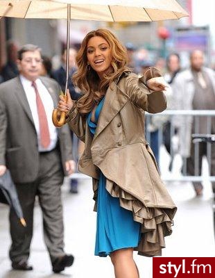 Beyonce w trenczu, którego po prostu uwielbiam - od Jilliana Lewisa. - Pozostałe Ciuchy Moda