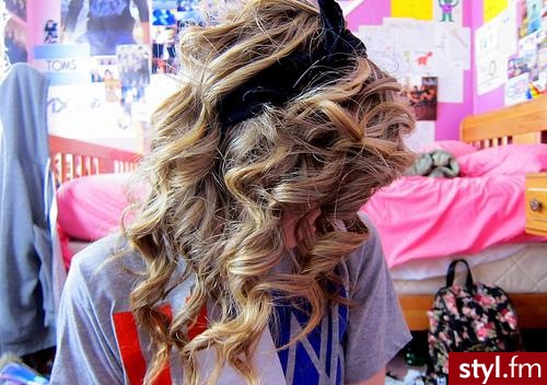 Blond Rozpuszczone Kręcone Na co dzień Średnie Fryzury