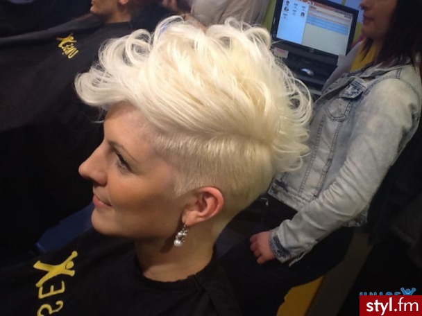 Blond Rozpuszczone Kręcone Wieczorowe Krótkie Fryzury