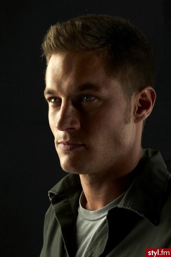 Travis Fimmel - Średnie Męskie Fryzury