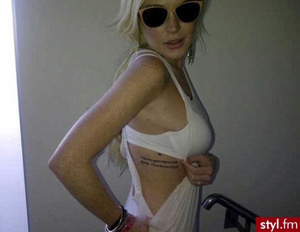 nowy tattoo lindsay lohan - Tatuaże