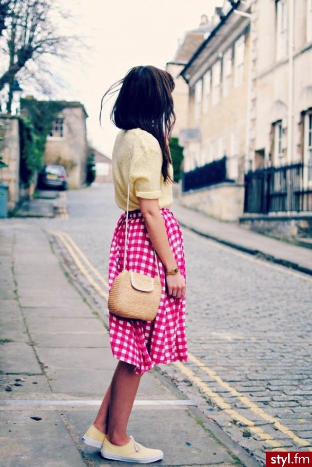 Tenisówki do dziewczęcej stylizacji wyglądają świetnie :) ! - Moda uliczna Inne Moda