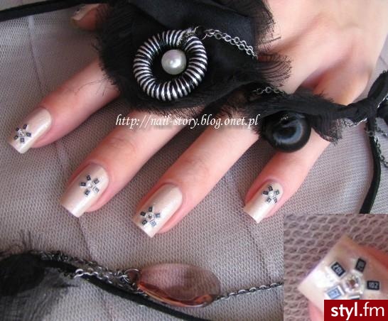 SMD Nails. Zdobienie wykonane na naturalnych paznokciach za pomocą lakierów, cyrkoni oraz ELEKTRONICZNYCH ELEMENTÓW ZWANYCH SMD :) To tak w ramach ciekawostek. - Paznokcie