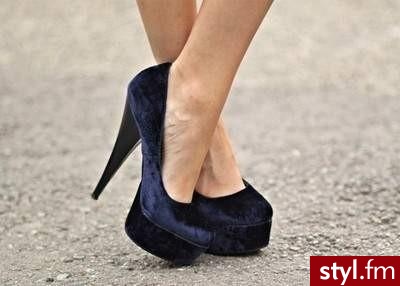 Grantowy zamsz - Szpilki Buty Moda