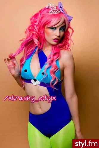 Audrey Kitching - Długie Fryzury