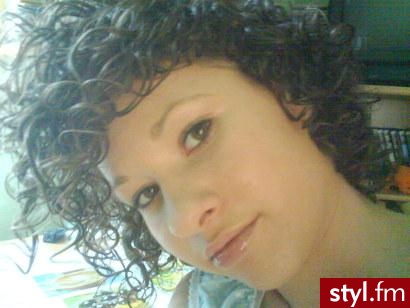 Mam loczki i naprawde ciesze sie z tego powodu :) chociaz kiedys ich nie nawidzilam  ... :) - Kręcone Na co dzień Średnie Fryzury