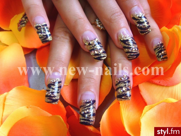 SZKOŁA STYLIZACJI PAZNOKCI I SKLEP FIRMOWY NEW NAILS - - ul.Grzybowska 2/1, 00-131 Warszawa tel: +48 22 408 88 61 fax: +48 22 408 88 62 - - szkolenia@new-nails.com www.new-nails.com - Paznokcie