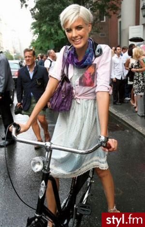 Rowerowa moda gwiazd. Agyness Deyn
Z dziewczęcym szykiem i klasą uznanej modelki, Agyness na rower założyła zwiewną sukienkę, a do niej srebrne sandałki. - Moda uliczna Inne Moda