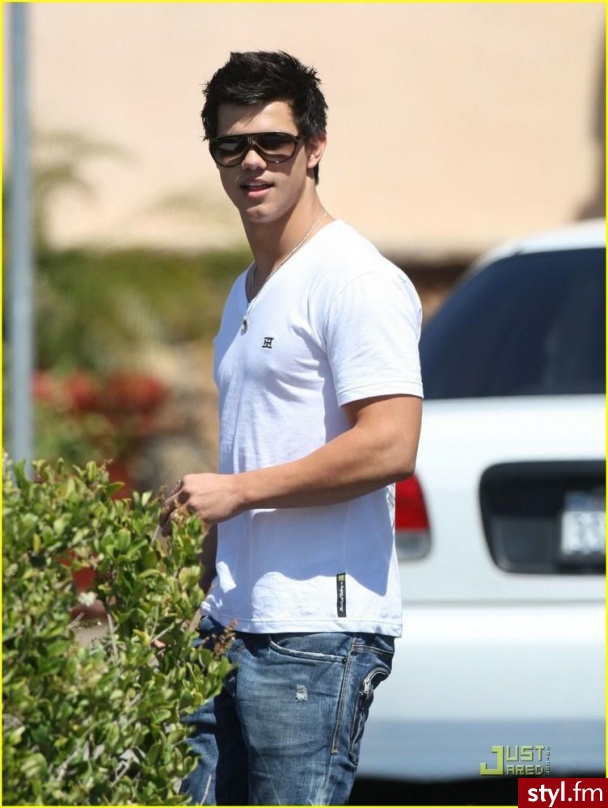 Taylor Lautner. Taylor Lautner - Uwilbiam go , Boski!
<3 - Moda uliczna Inne Moda