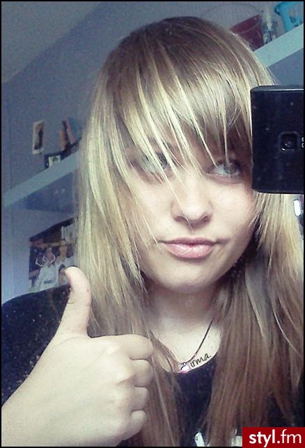 dzisiejsza wizyta u fryzjera, przyniosła taki o to efekt ^^ - Blond Rozpuszczone Proste z grzywką Na co dzień Średnie Fryzury