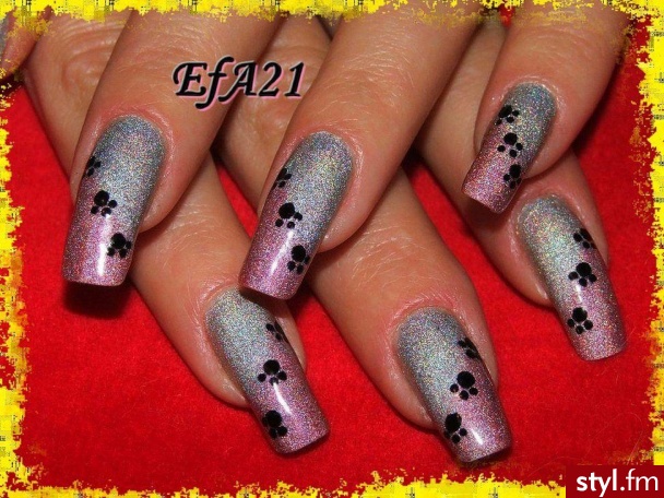 łapki...łapki...trzy łapki :). na holograficznym - Paznokcie