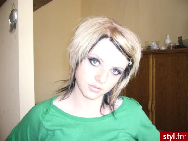 bez spinki lepiej wygladam...prosze o komentarze - EMO Alternatywne Średnie Fryzury