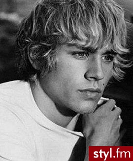 Charlie Hunnam - Średnie Męskie Fryzury