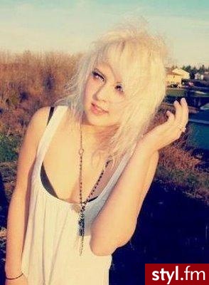Fryzury średnie. Jeśli zdjęcie znajduje się w galerii podaj link- usunę - Średnie Fryzury