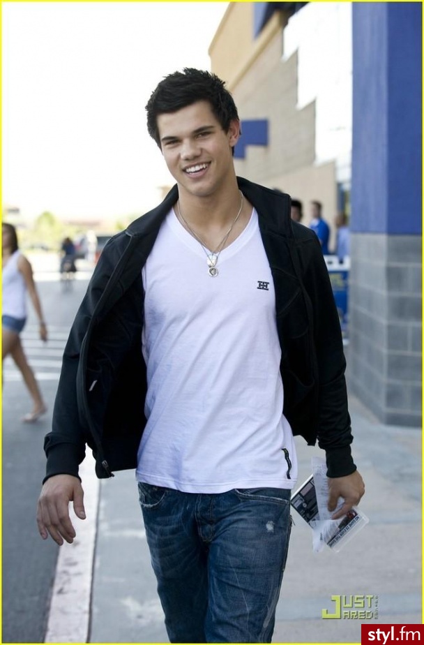 Taylor Lautner. Taylor Lautner - Uwilbiam go , Boski!
<3 - Moda uliczna Inne Moda