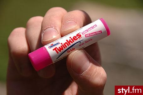 Firma Hostess, produkująca ciasteczka Twinkies, wydała na rynek balsamy do ust o takim smaku i zapachu, jak produkowane przez nich ciasteczka. Balsamy kupisz na Allegro za 2 zł :) - Misz-masz