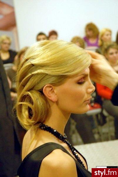 Blond Rozpuszczone Proste Wieczorowe Średnie Fryzury