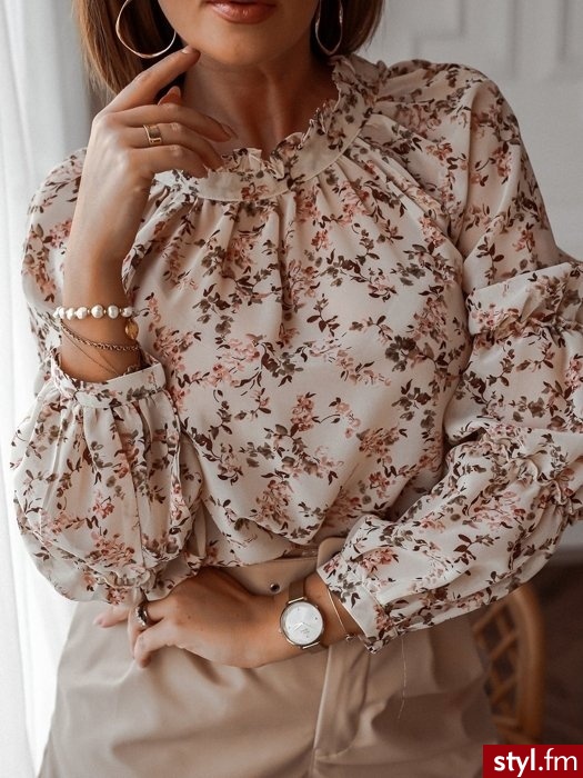 Dodaj opiUrocza szyfonowa bluzka w kwiatowy print nadaje się zarówno do codziennych i eleganckich stylizacji. Posiada delikatne falbany na rękawach na delikatnej gumce. Z tyłu jest zapinana na guzik. - Bluzki Ciuchy Moda