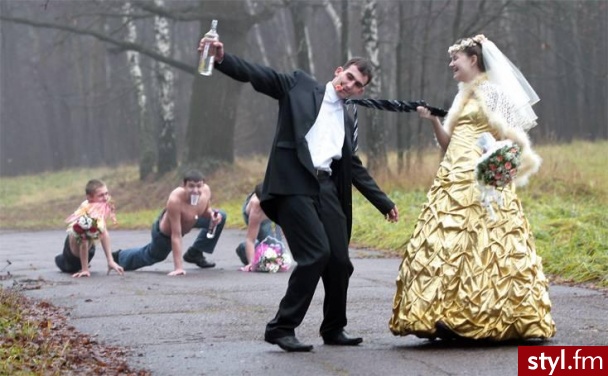 świetny pomyśł na fotke slubną :D - Suknie ślubne Ślub Moda