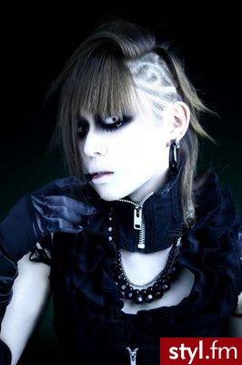 Mally. Mally- perkusistka exist†trace (Ona i NAOTO to chyba 2 najoryginalniejsze osoby w zespole : D) - Średnie Fryzury