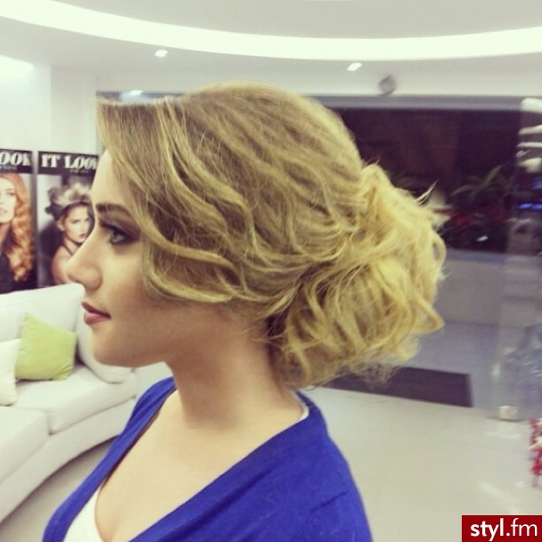 Blond Upięcie Kręcone Wieczorowe Średnie Fryzury