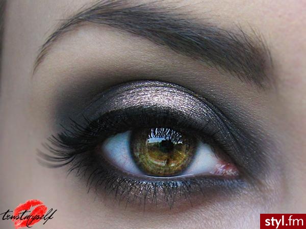http://trustmyself-make-up.blogspot.com/2012/05/dzien-dobrych-wiadomosci.html - Wieczorowe Makijaże