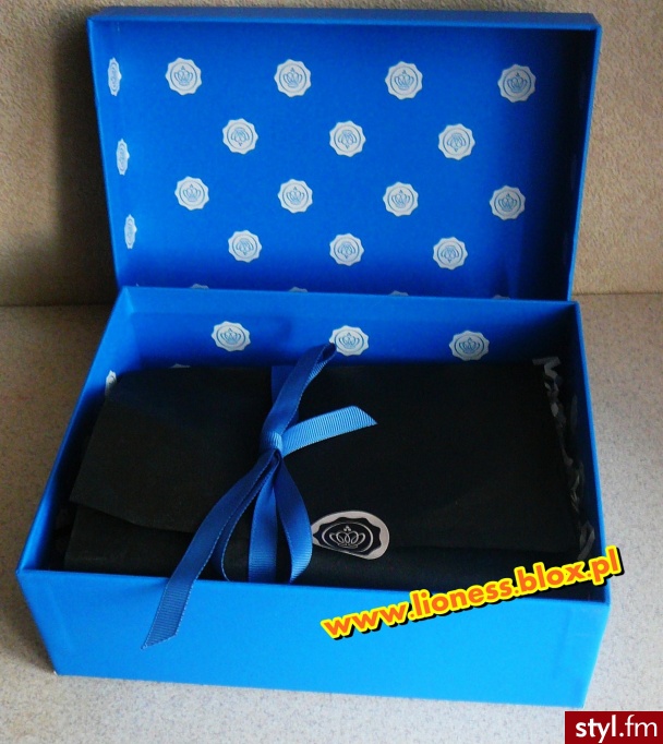Niebieskie pudełko GlossyBox, więcej informacji o nim jak i o jego zawartości znajdziecie w FILMIKU: http://www.youtube.com/watch?v=CfbqKjjGU_U jak i w NOTCE NA BLOGU: http://lioness.blox.pl/2013/11/Niebieskie-Pudelko-GLOSSYBOX.html - Kosmetyki