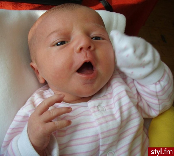 Wiem, że nie ma tu żadnej fryzurki, ale nie mogłam się oprzeć żeby dodać to zdjęcie, to najśliczniejszy aniołek jakiego do tej pory widziałam <33 [ Julcia :) ] - Średnie Fryzury