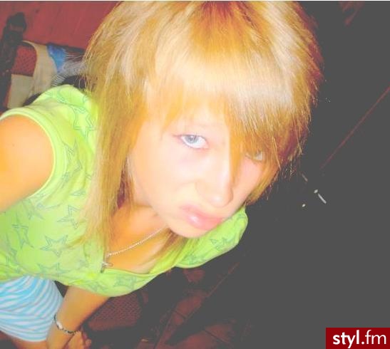 Moja fryzurka :) Nie widac całości, bo z drugiej strony jest jeszcze tak zwany lekki "skunks" :) - EMO Alternatywne Średnie Fryzury